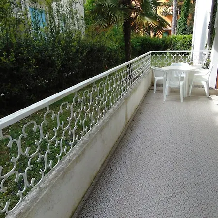 Διαμέρισμα Cozy 150m From The Sea
